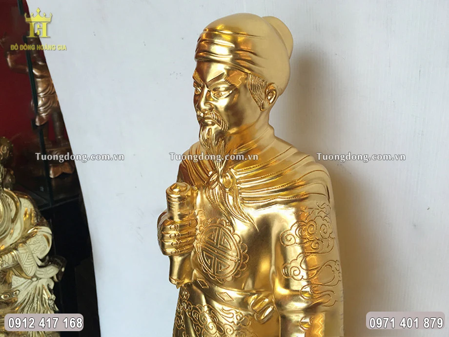 Bề mặt bên ngoài được dát vàng 9999 vô cùng sang trọng